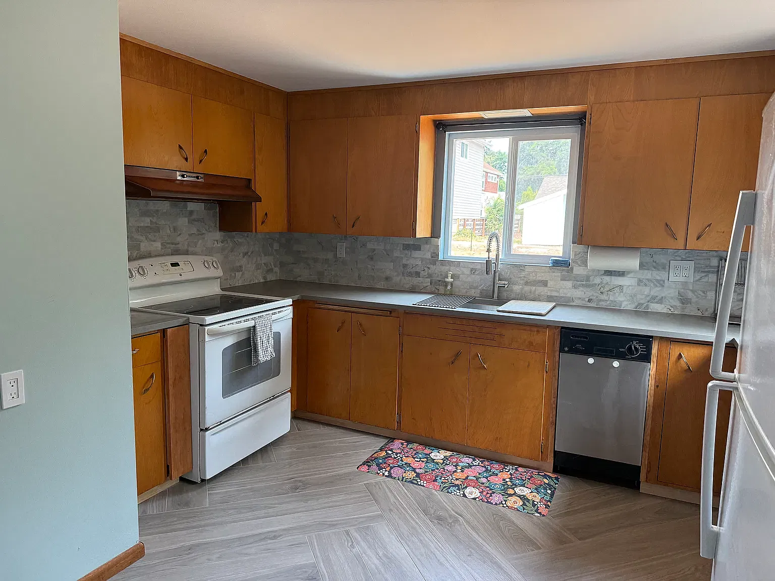 4 bed, 2300 sqft, $3,500 — Photo 2