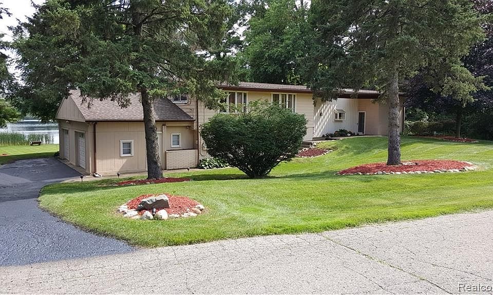 1st image of 2668 Bay Dr