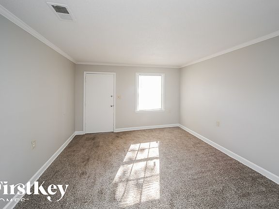 3rd image of 916 E Shelby Dr