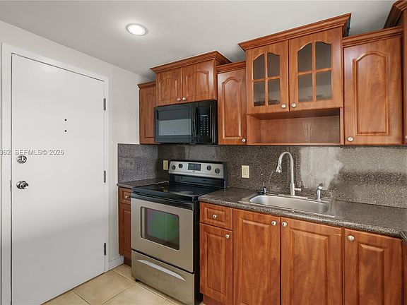 3rd image of 437 Golden Isles Dr APT 4D