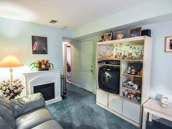 3rd image of 250 Emily Ln