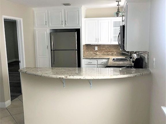4th image of 931 W 19th St APT 9