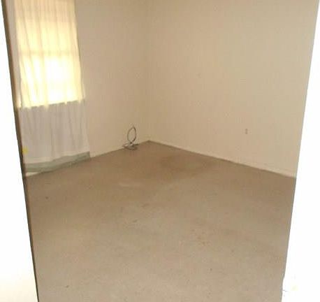 5th image of 906 W Caffery Ave