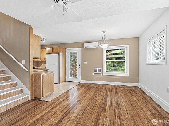 2nd image of 133 W Beacon Hill Drive