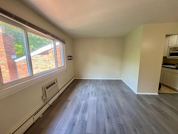 5th image of 31831 Grand River Ave Unit 30