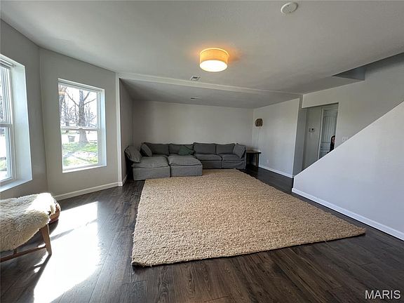 5th image of 300 S Bourbeuse St