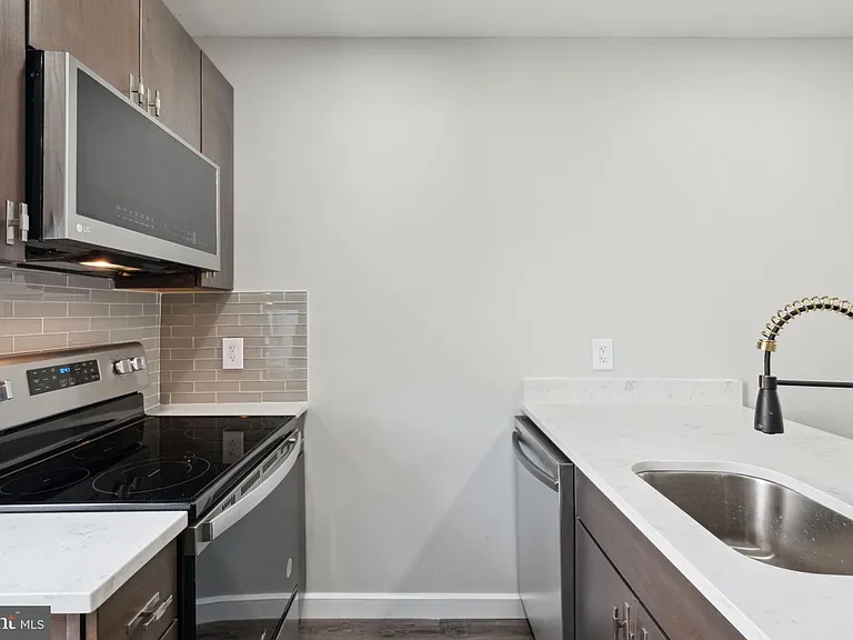 175 W Girard Ave #2 — Photo 3