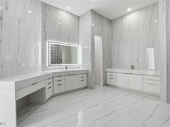 4th image of 2532 Caloosa Shores Dr