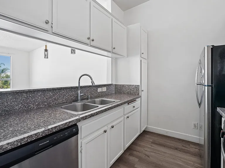 11657 Oxnard Str. — Photo 27