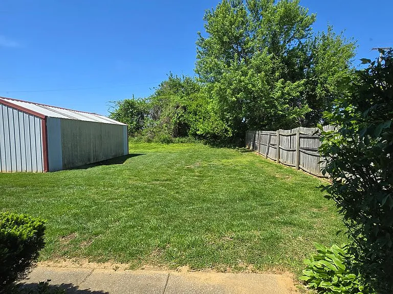1638 Thompson Dr — Photo 2