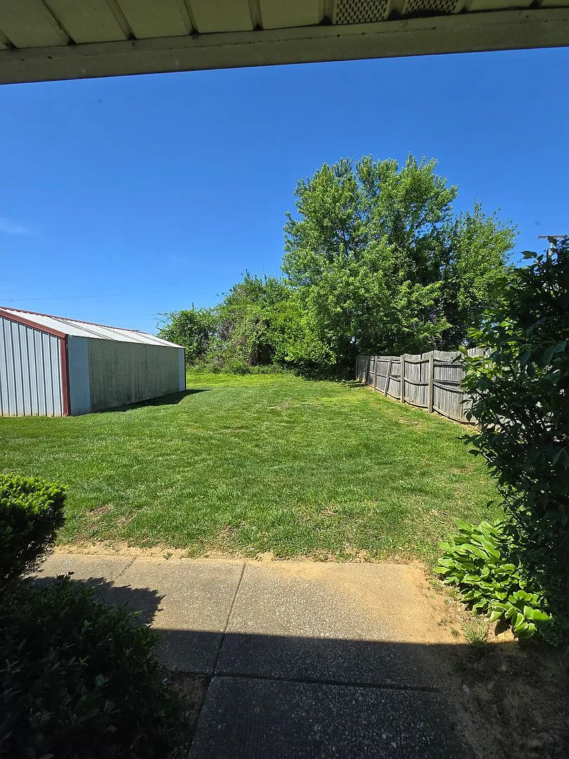 Building Photo - 1638 Thompson Dr