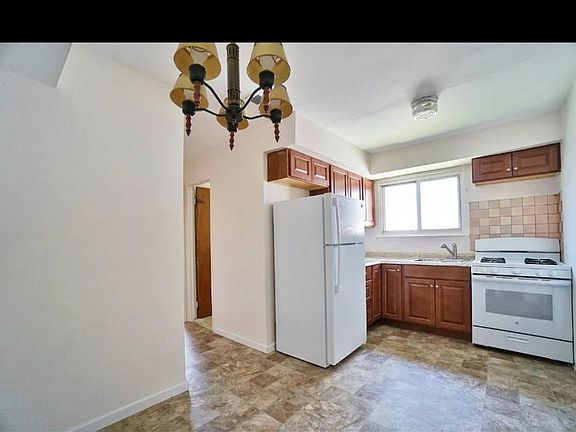 3rd image of 142 Augusta Ave Floor 1