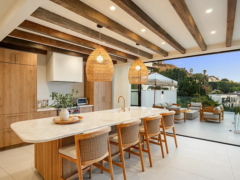 Savor meals with the beauty of the Hollywood Hills.