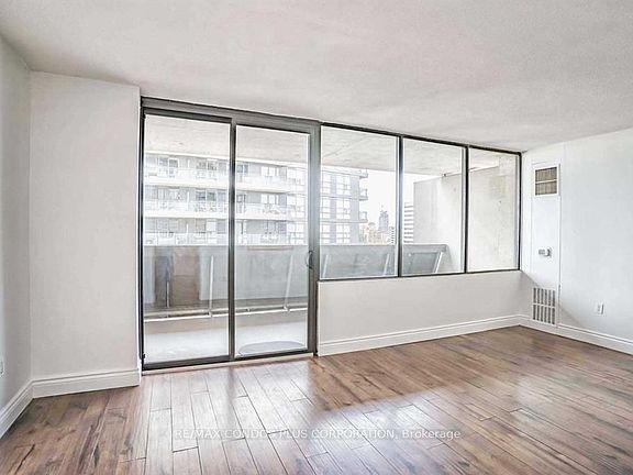3rd image of 720 Spadina Ave #1011