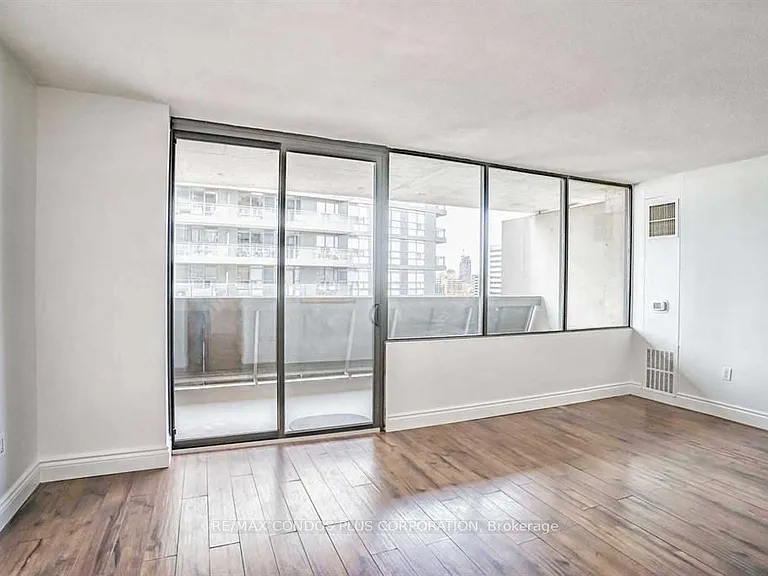 720 Spadina Ave #1011 — Photo 1