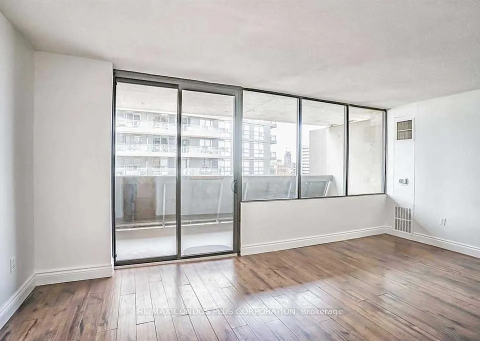 720 Spadina Ave #1011