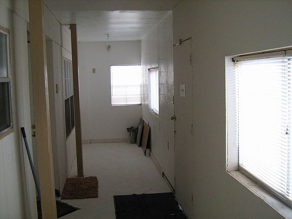 MUD ROOM AT ENTRY
