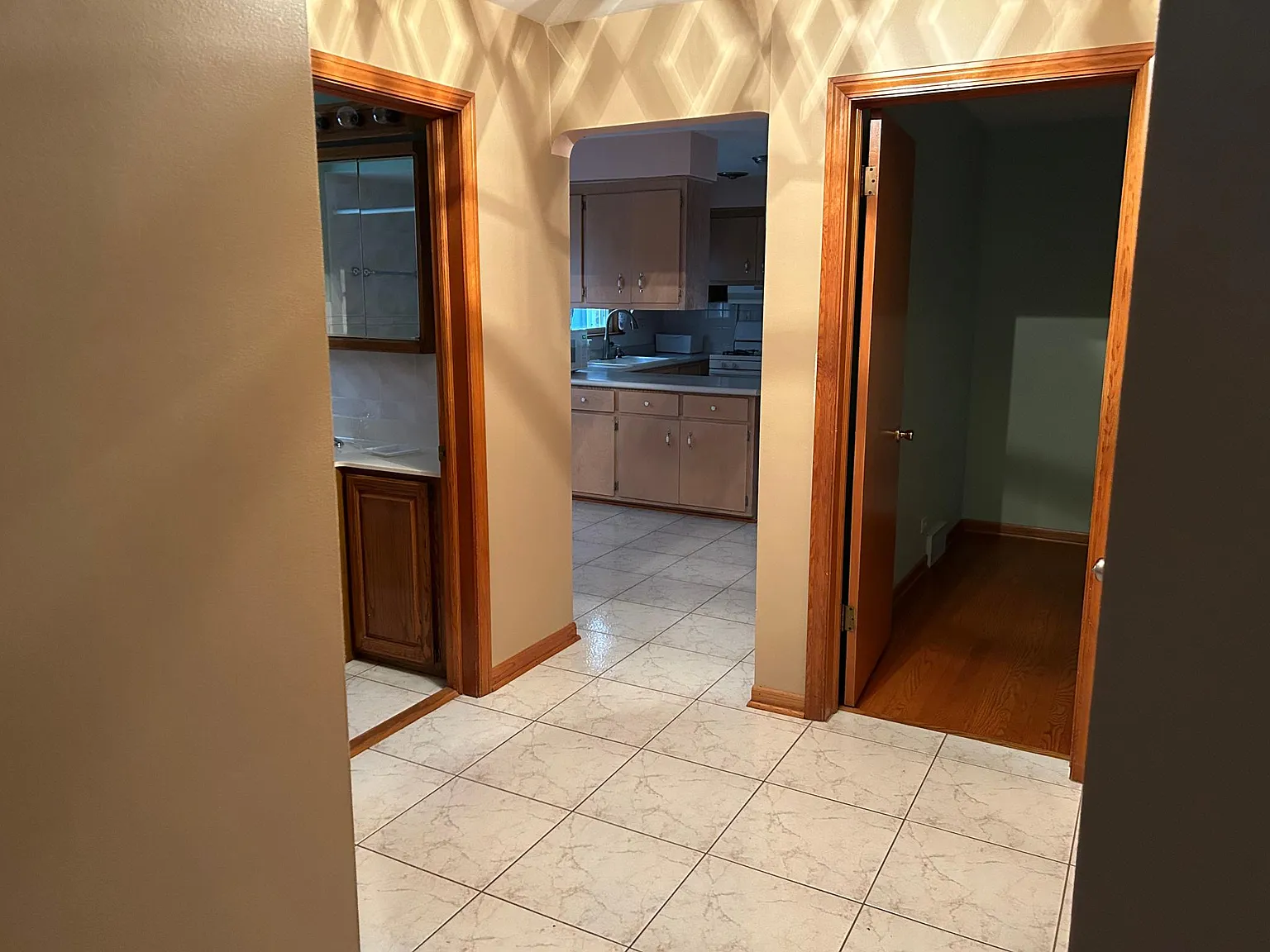 3 bed, 1200 sqft, $2,350 — Photo 3