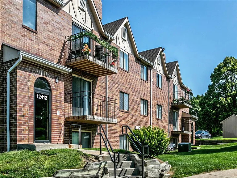 Edgewater Court Apartments — Photo 10
