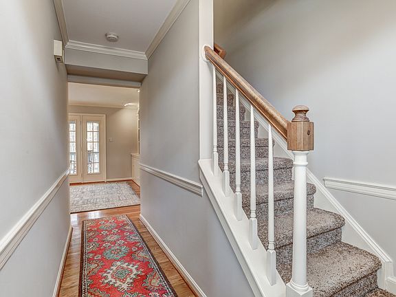 Entry w/ hardwood on main