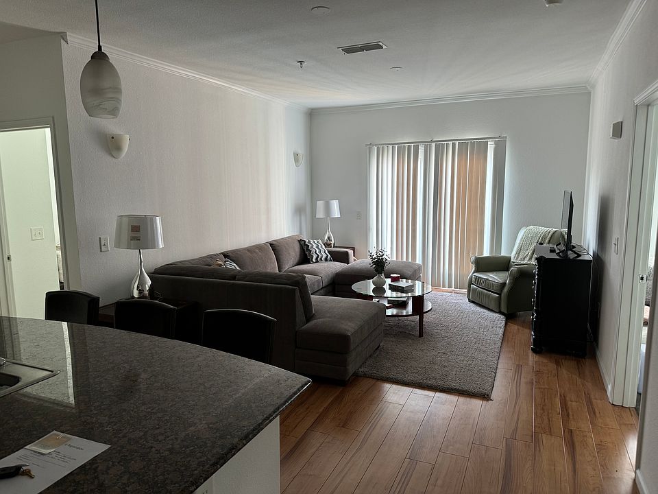 Livingroom with French door.