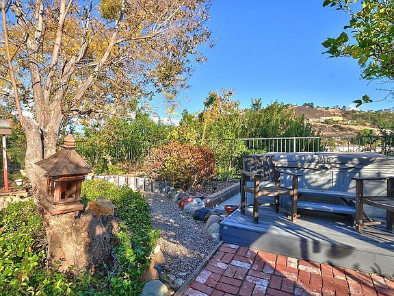 4th image of 1394 Oakridge Ct E