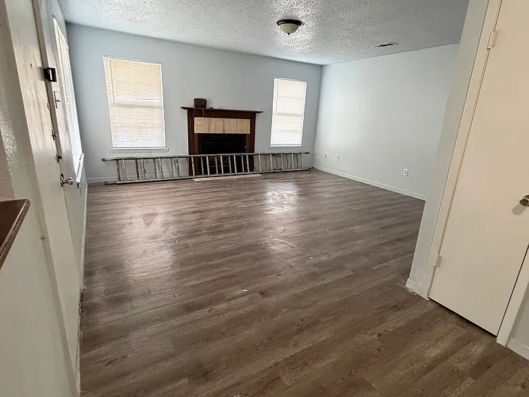 320 S Center St #108 — Photo 4