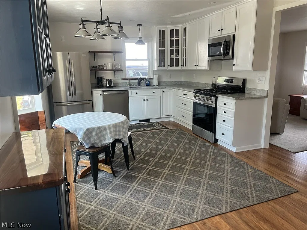 3 bed, 1.0 bath, 1056 sqft, $2,300 — Photo 2