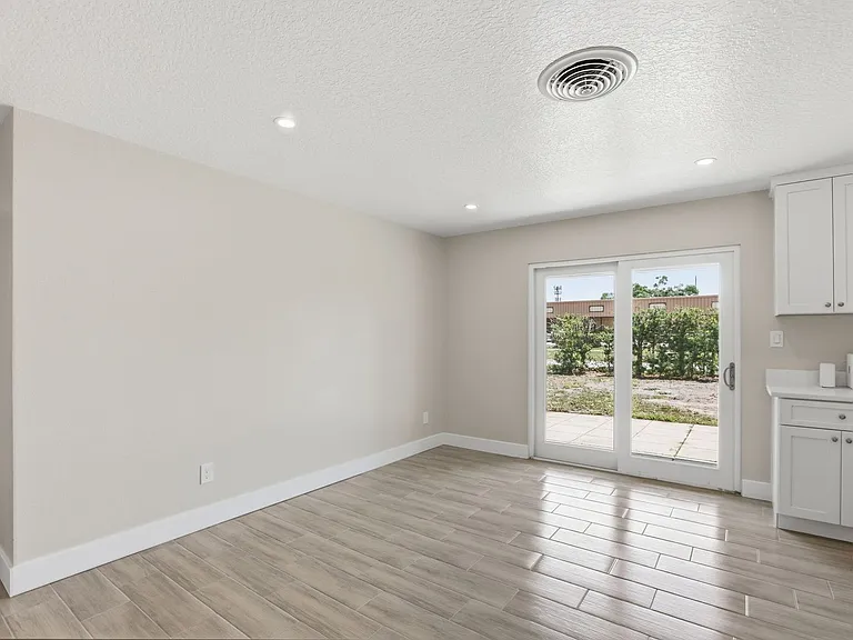 3817 Bainbridge Ave — Photo 7