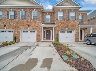 1128 Chatham Ln #8, Chesapeake, VA 23320