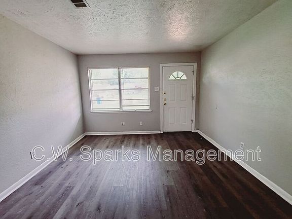 2nd image of 3831 Castle Hills Dr