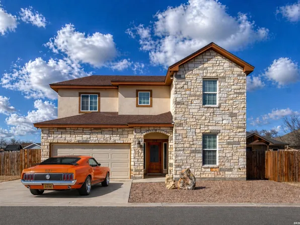 106 Sutton Pl., Uvalde, TX 78801