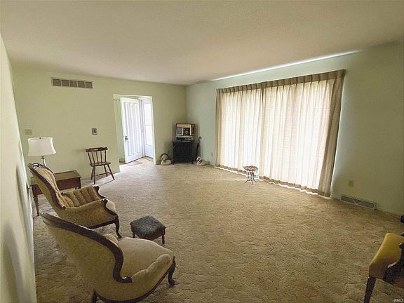 3rd image of 1315 Rochester Blvd