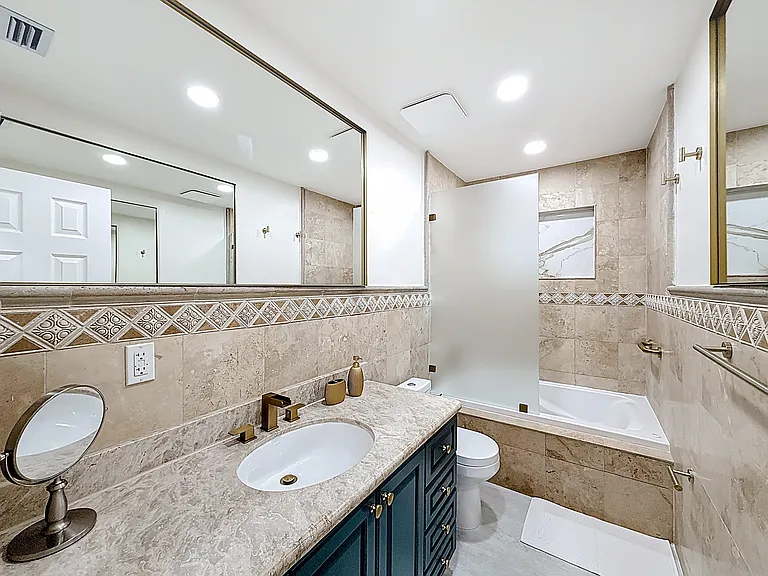 Hallway Bathroom - Next to Queen Room
