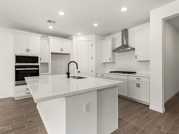 3rd image of 24197 W RAYMOND Street