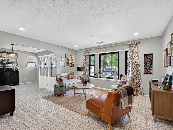 5th image of 4114 Willow Hill Dr