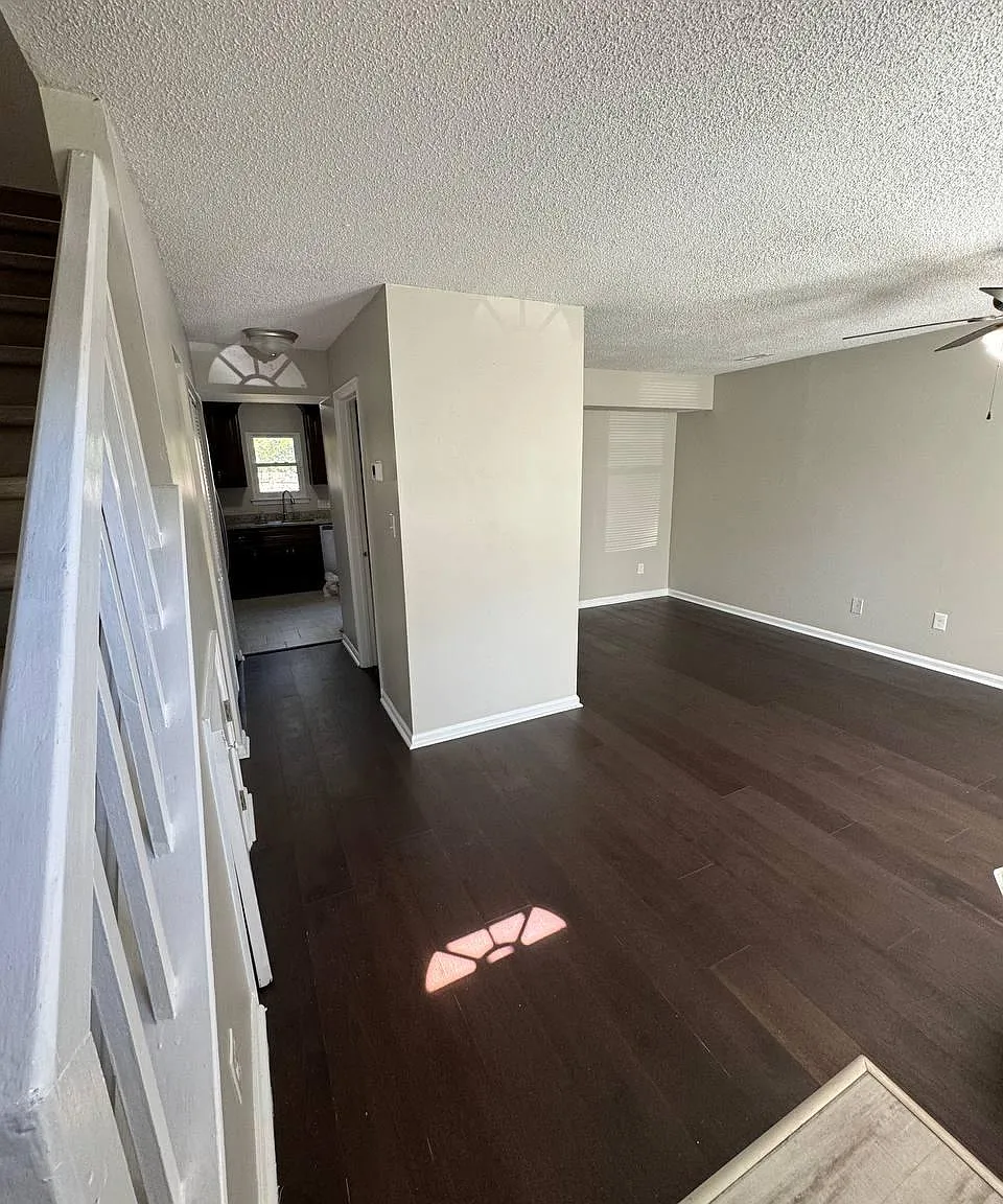 617 Fox Creek Ct — Photo 3