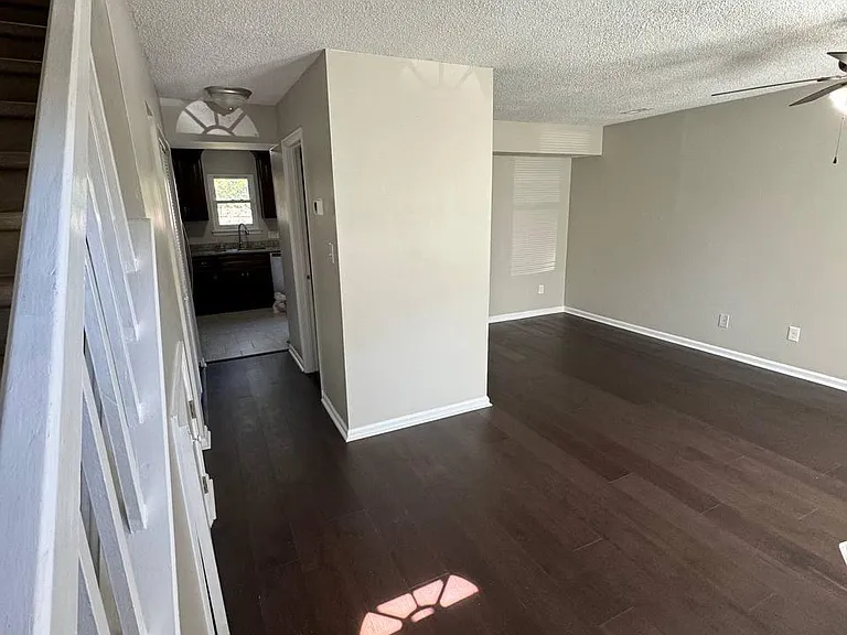 617 Fox Creek Ct — Photo 3