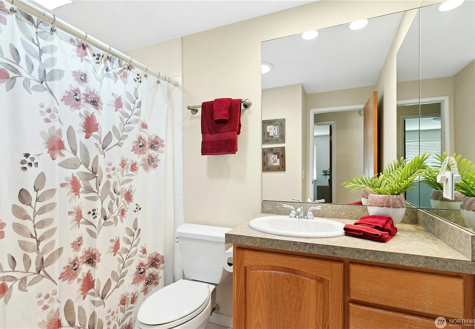 3 bed, 1320 sqft, $3,200 — Photo 2
