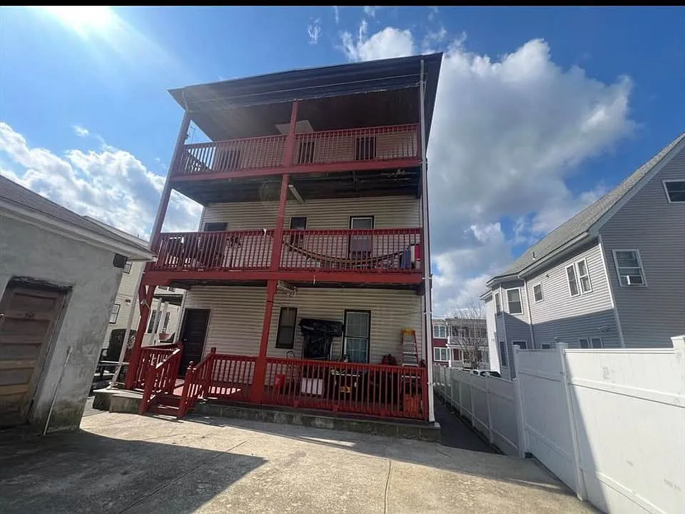 4 bed, 140 sqft, $3,200 — Photo 1
