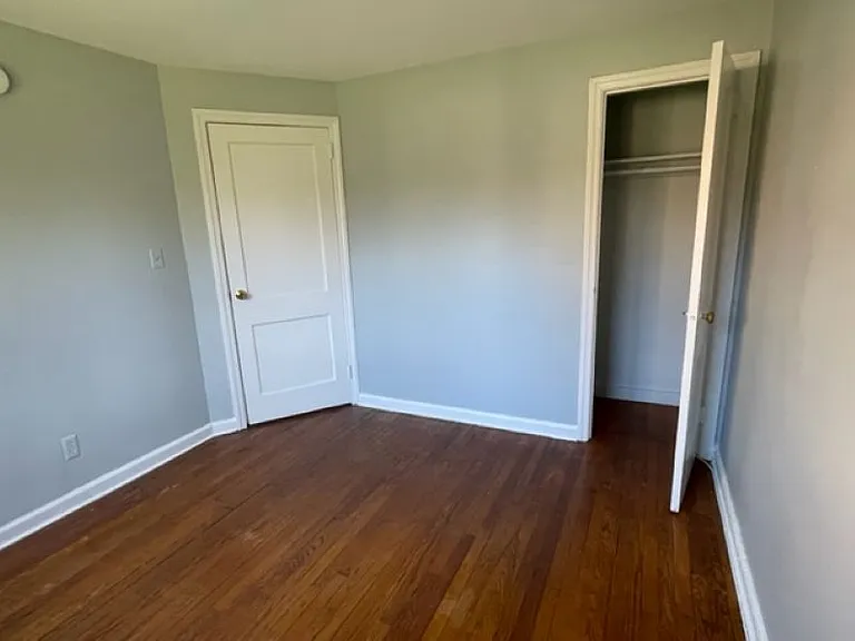 581 Thomas St — Photo 8