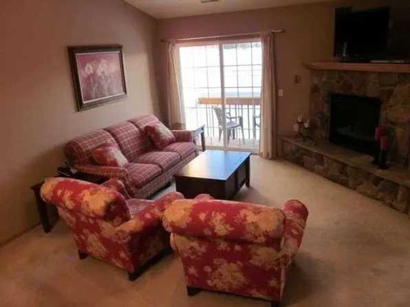923 Prestwick, Waterford, WI 53185
