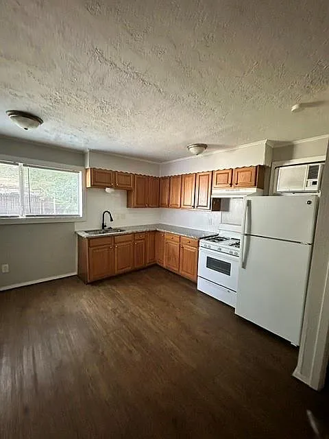 Building Photo - 1014 E 23rd St #1