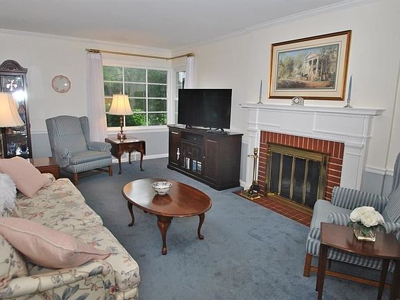 2nd image of 273 Mineola Ave