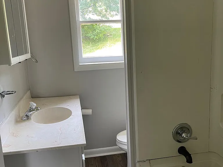 215 Chapel Ave — Photo 5