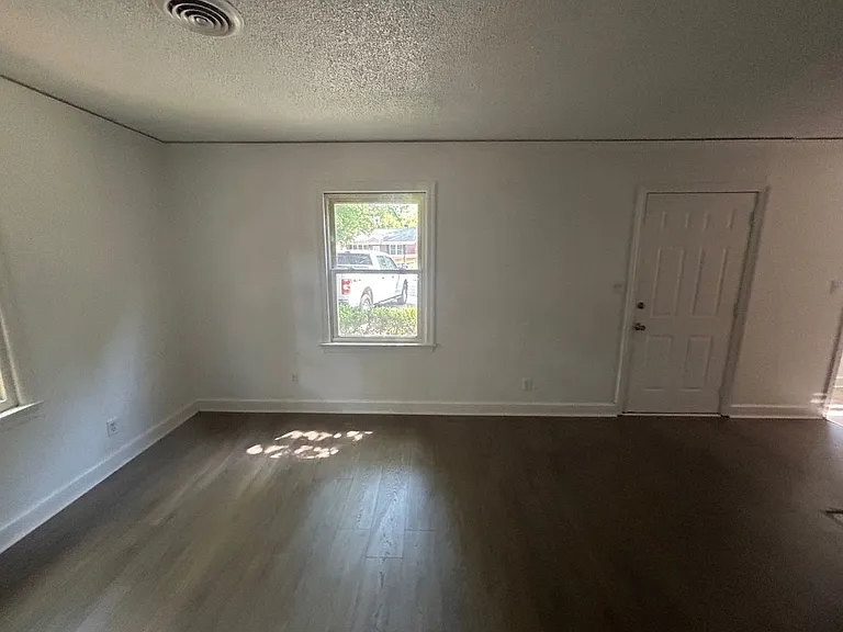 823 S Kilbourne Rd — Photo 3