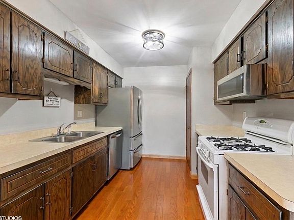 3rd image of 270 E Woodlawn Rd #270