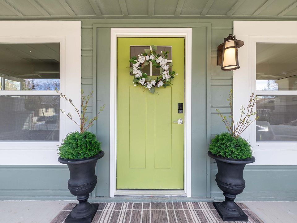 Craftman style bangalow in a tree-line street of highly-sought after Med Center neighborhood