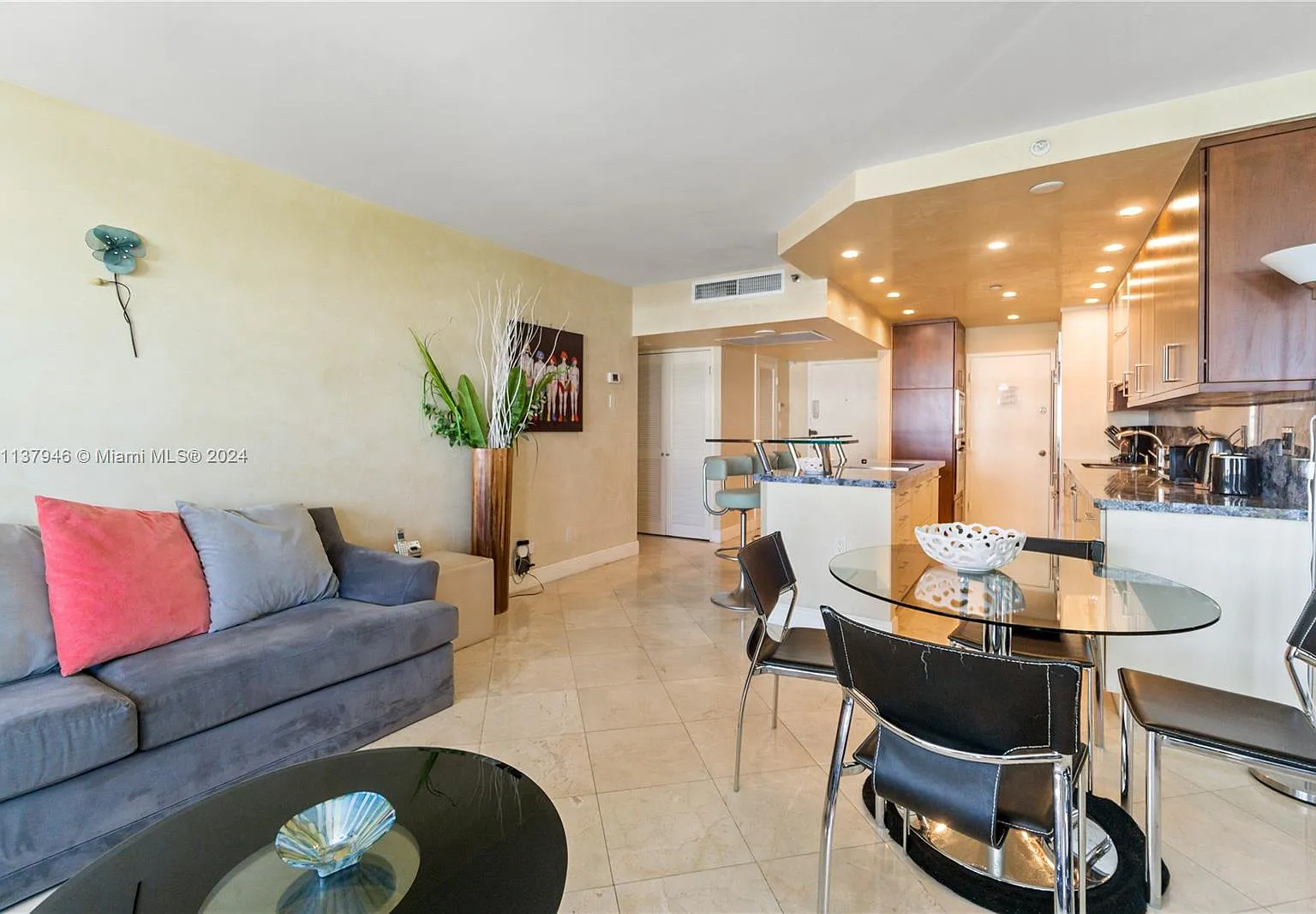 The Decoplage Condo — Photo 2