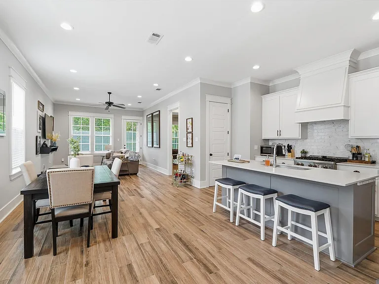 305 Saint Thomas Ln — Photo 3